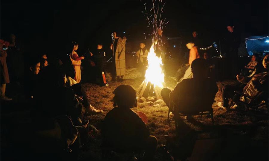 【春日露营烧烤】南川大观开心谷露营基地，88元起露营烧烤2日游，含玫瑰园门票、晚餐烤肉、精致露营、早餐、露天KTV/露天电影等~